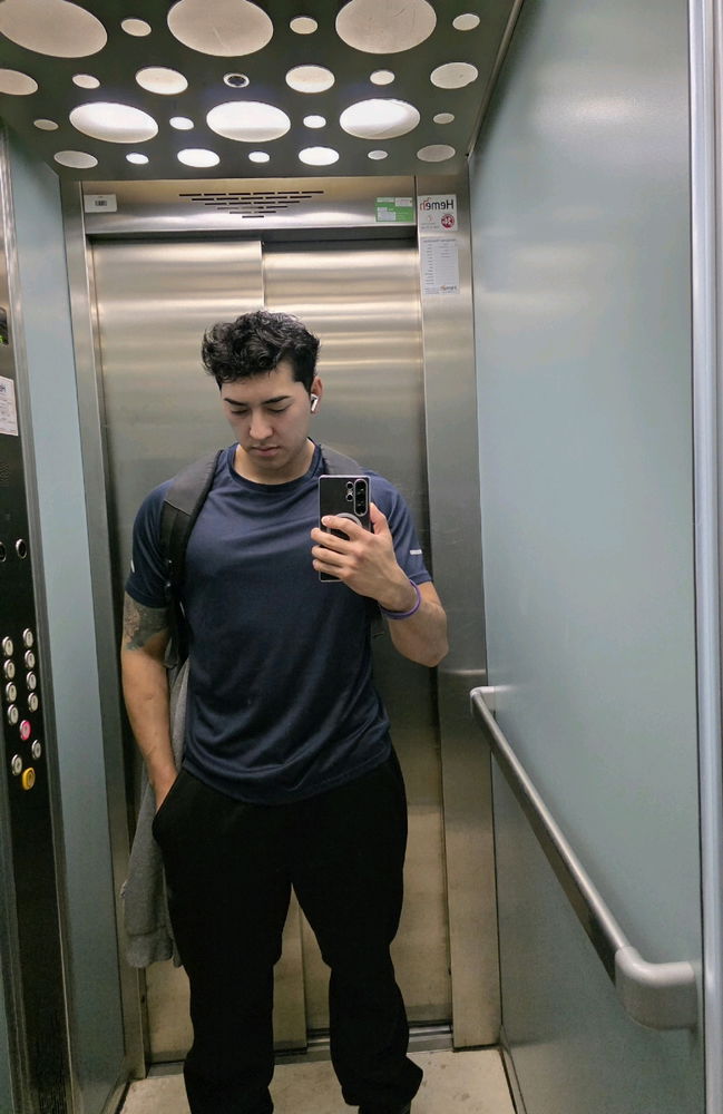 No consigo pareja porque me quedo en casa o paso en el gym jaja ! Nota mental socializar mas!