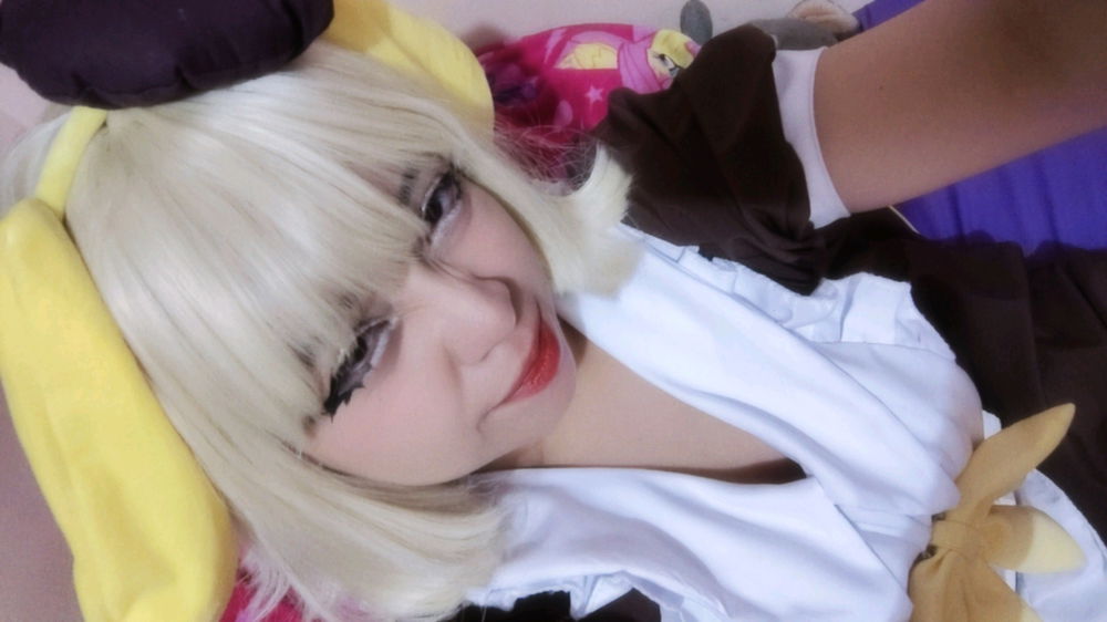 Hace tiempo había hecho cosplay del pompompurin (⁠´⁠∩⁠｡⁠•⁠ u •⁠｡⁠∩⁠`⁠) 🍮🌼✨🤎
Me hubiera gustado tomar más fotos donde se viera mi vestido completo 😿☝🏻