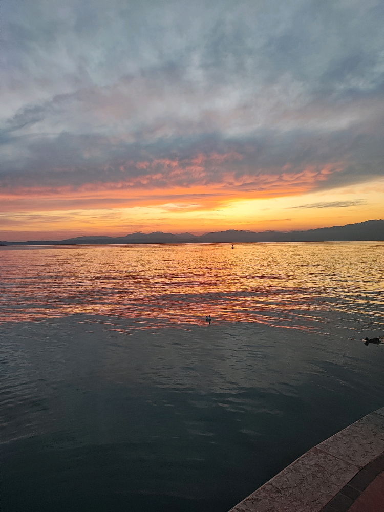 Tramonto sul lago