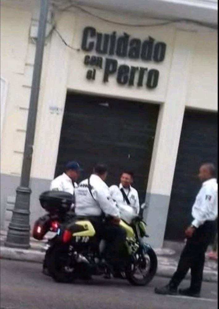 Ya reunidos afuera de la oficina