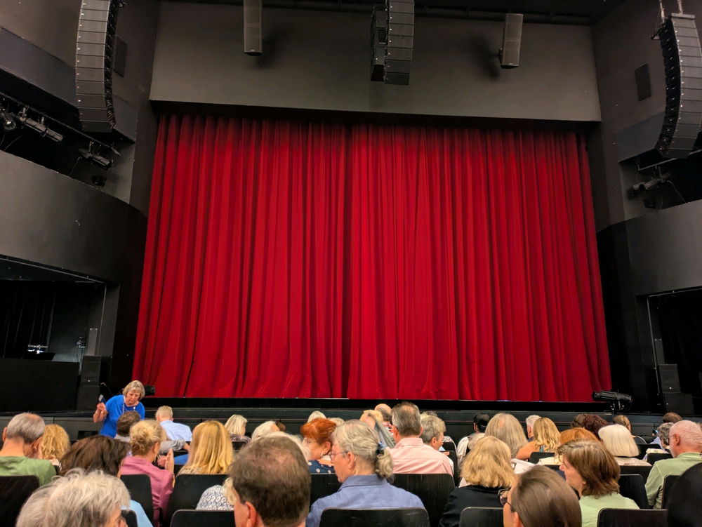 Heute Abend war es endlich so weit, es hat sich endlich ergeben, dass ich die Operette "Das Land des Lächelns" im Deutschen Theater München anschauen konnte! ☺️ Und das noch mit dem berühmten Ensemble des Budapester Operettentheaters! Ich bin immer noch fasziniert! 🥳