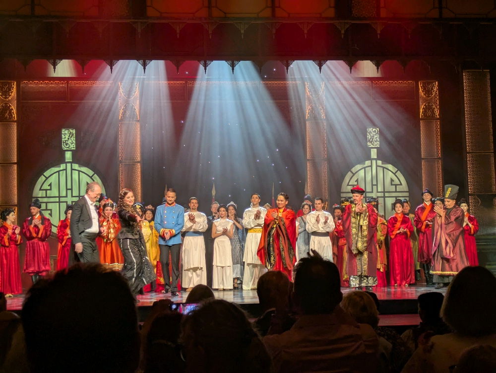 Heute Abend war es endlich so weit, es hat sich endlich ergeben, dass ich die Operette "Das Land des Lächelns" im Deutschen Theater München anschauen konnte! ☺️ Und das noch mit dem berühmten Ensemble des Budapester Operettentheaters! Ich bin immer noch fasziniert! 🥳