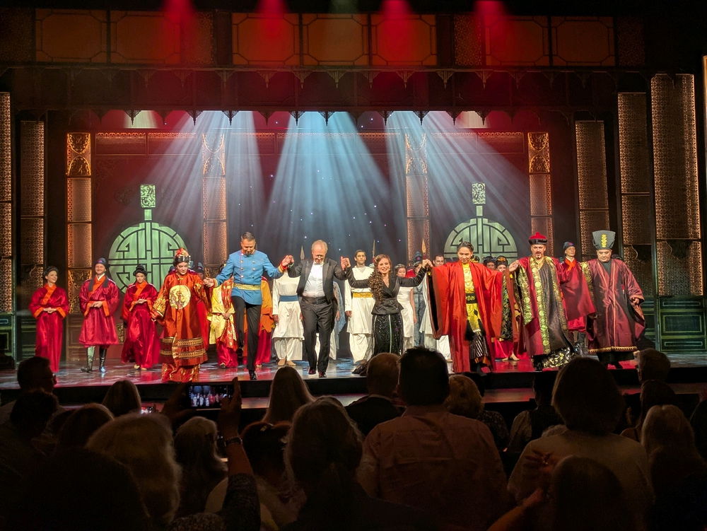 Heute Abend war es endlich so weit, es hat sich endlich ergeben, dass ich die Operette "Das Land des Lächelns" im Deutschen Theater München anschauen konnte! ☺️ Und das noch mit dem berühmten Ensemble des Budapester Operettentheaters! Ich bin immer noch fasziniert! 🥳