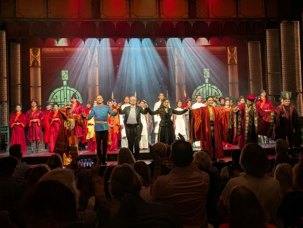 Heute Abend war es endlich so weit, es hat sich endlich ergeben, dass ich die Operette "Das Land des Lächelns" im Deutschen Theater München anschauen konnte! ☺️ Und das noch mit dem berühmten Ensemble des Budapester Operettentheaters! Ich bin immer noch fasziniert! 🥳