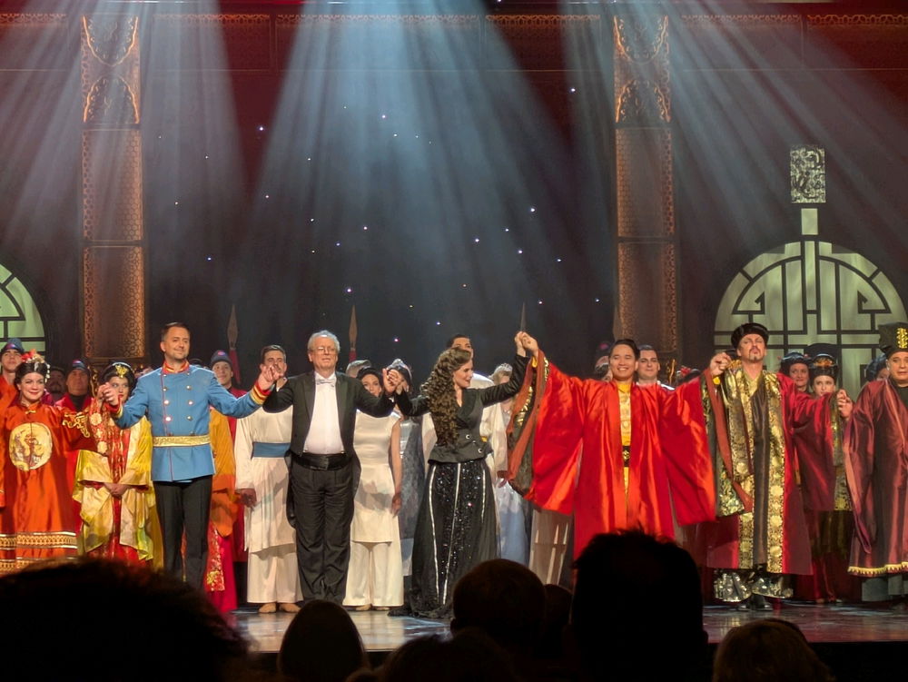 Heute Abend war es endlich so weit, es hat sich endlich ergeben, dass ich die Operette "Das Land des Lächelns" im Deutschen Theater München anschauen konnte! ☺️ Und das noch mit dem berühmten Ensemble des Budapester Operettentheaters! Ich bin immer noch fasziniert! 🥳