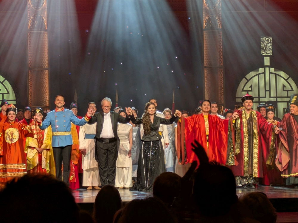 Heute Abend war es endlich so weit, es hat sich endlich ergeben, dass ich die Operette "Das Land des Lächelns" im Deutschen Theater München anschauen konnte! ☺️ Und das noch mit dem berühmten Ensemble des Budapester Operettentheaters! Ich bin immer noch fasziniert! 🥳