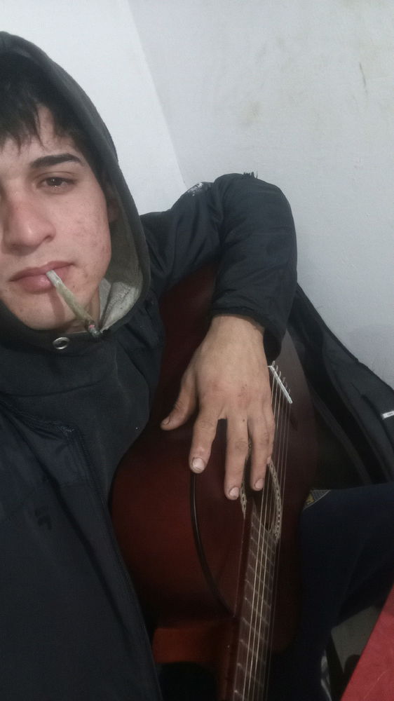 Alguien que me enseñe a tocar jaja, parezco bueno pero soy un novato