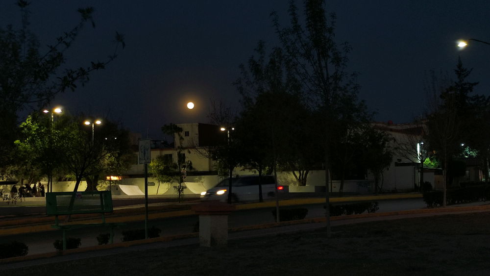 Viendo la luna y comiendo un elote. La vida es buena