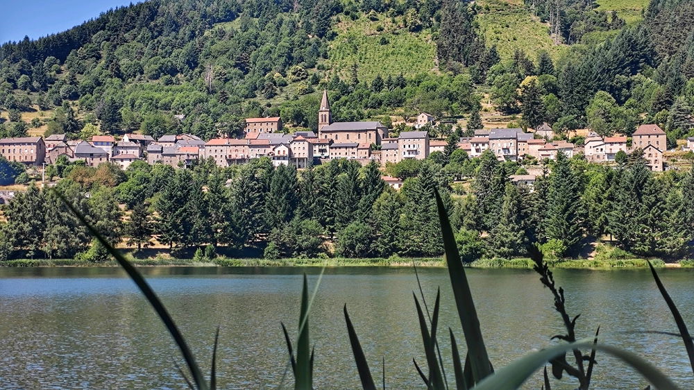 Village de Saint-Martial et son lac