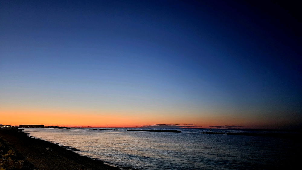 Seduto in riva al mare