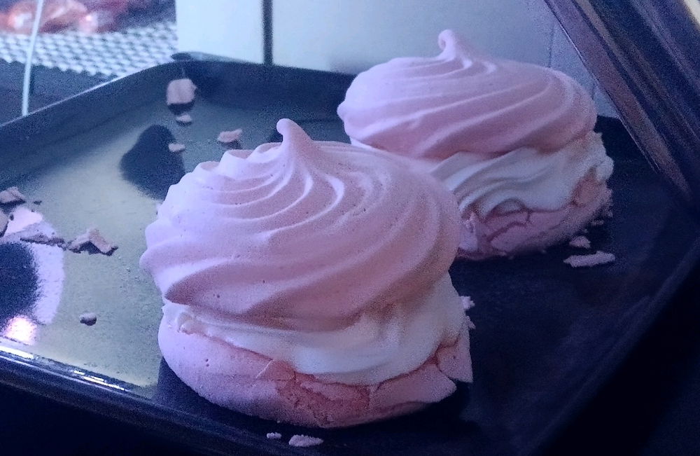 Meringhe rosa ripiene di crema al formaggio...
Decisamente strabuone e l'accostamento dolce e salato è stra buono