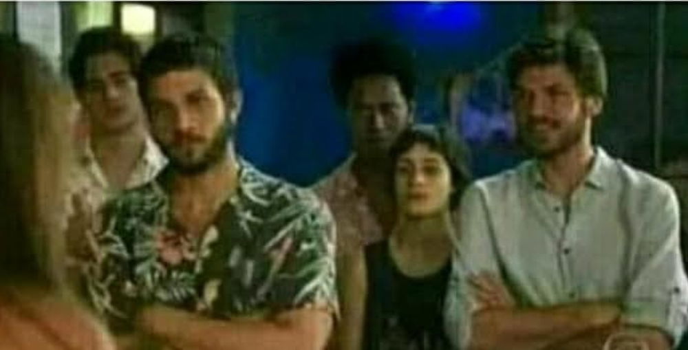 Eu: "Nunca fiz ninguém passar vergonha andando comigo!"

Meus amigos: