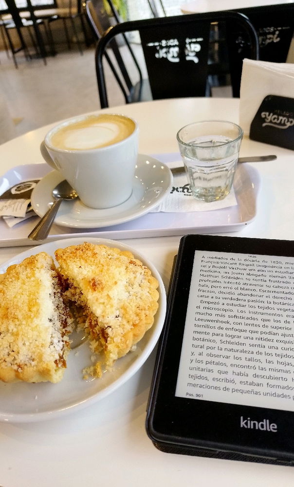 Un tarde en una Cafetería, aprovechando para leer algunos que tengo pendientes. 🫣