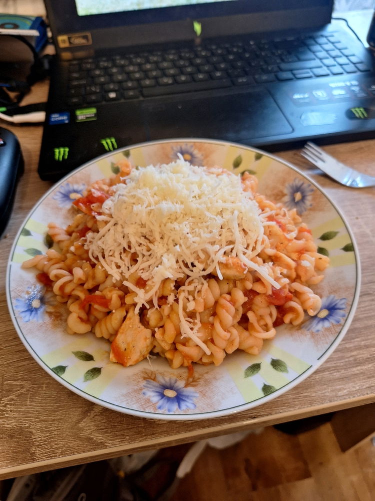 Další těstoviny, ale opravdu dobrý 😁 Fusilli v rajčatové omáčce s cherry rajčátky a kuřecím masem, moc dobrý 😄
