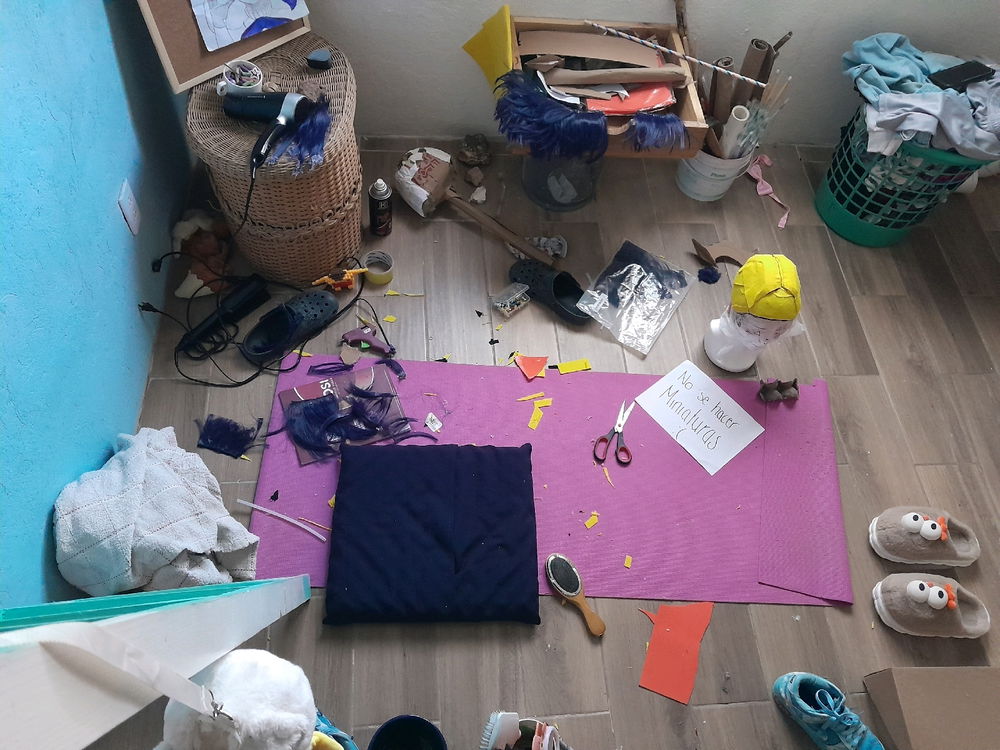 Ayer subí mi primer video a yutu y mi cuarto estaba limpió pero me puse a hacer la peluca pq ya casi tienen listo el cosplay así que me puse a trabajar y otra vez es un horror JJADKHSKSJ