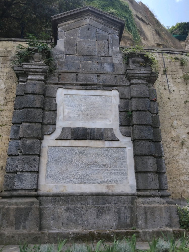 Tomba Virgilio e Leopardi