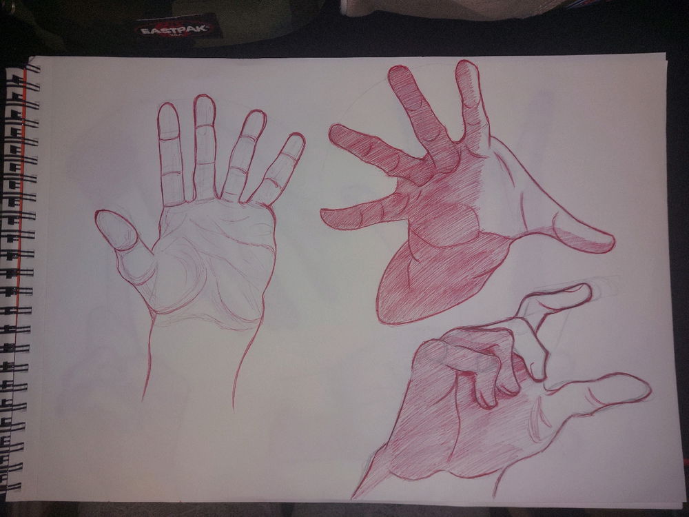 Mains au stylo bille rouge