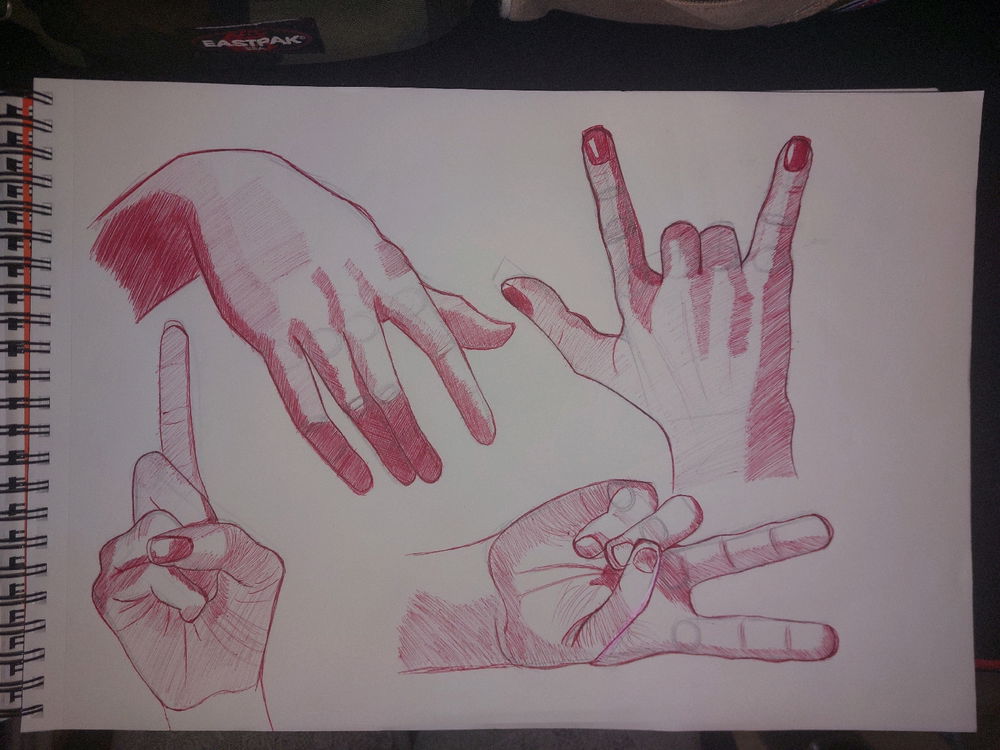 Mains au stylo bille rouge