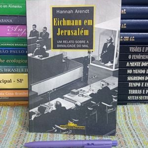 "Eichmann não era um monstro perverso, mas um burocrata comum que seguiu ordens sem questionar, agindo de maneira mecanicista e desprovida de reflexão ética"