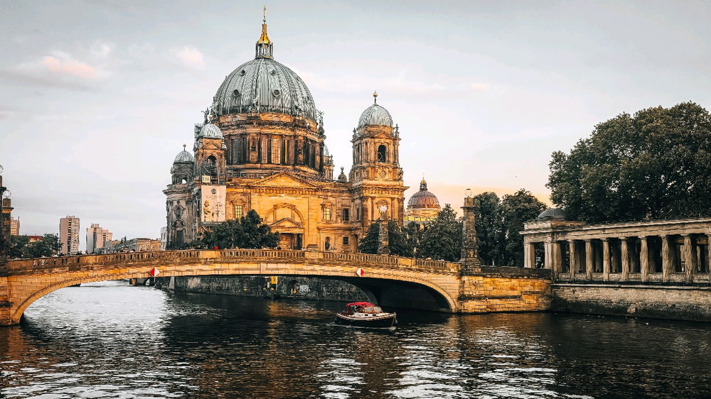 Just got back from Berlin. So many memories and laughs. Such a beautiful city!🏛️🇩🇪