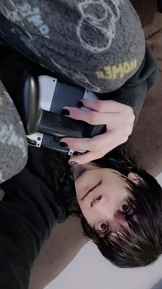 Femboy Gaming de noche 🖤