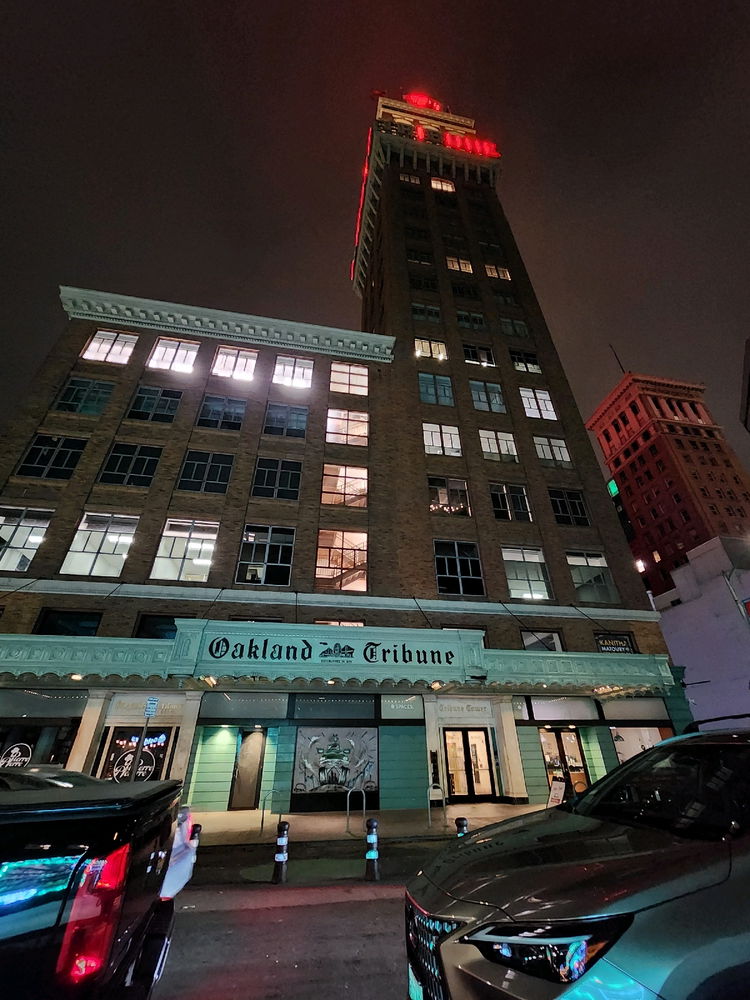 This lighting makes the Oakland tribune building look like a horror video game scene 😂